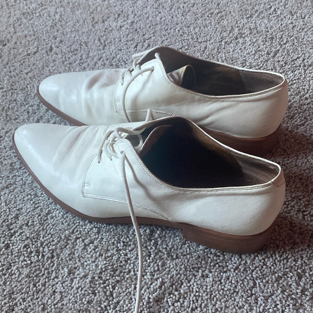 Frye. Super soft white leather size 9 women’s lace up dress shoes. Gently worn